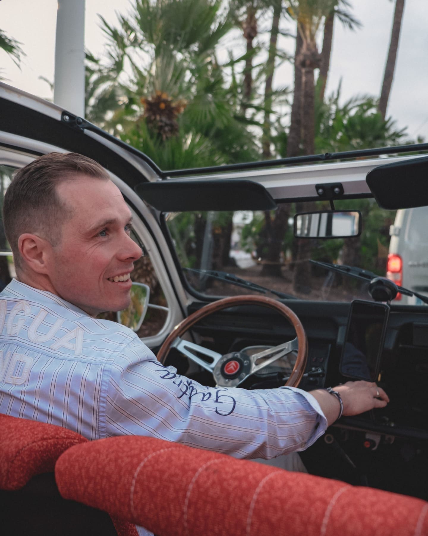 Benjamin au volant de la 2CV sur la Côte d'Azur